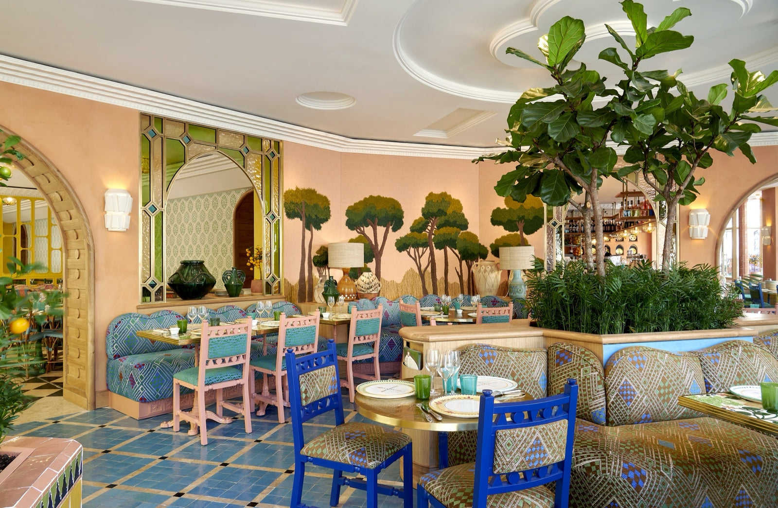 Nods to the pre-war cafes of Beirut