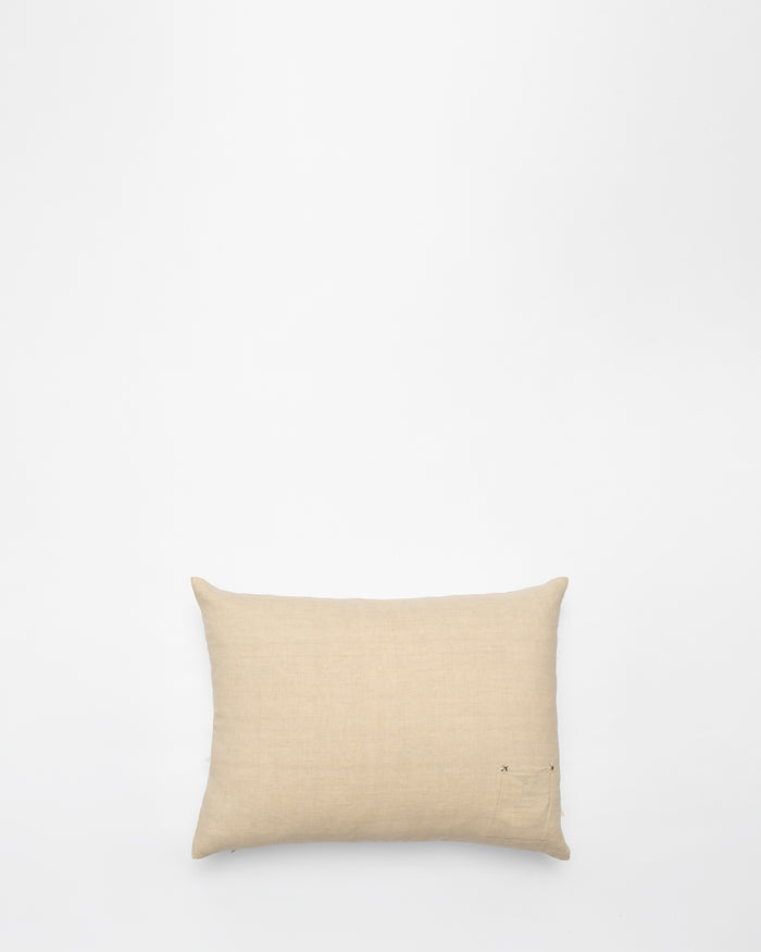 3aynak 3al Watan embroidered cushion, back view